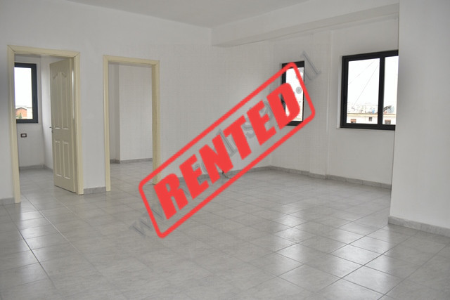 Apartament me qira prane Fabrikes se Miellit ne Tirane.
Hyrja pozicionohet ne katin e pare banim te